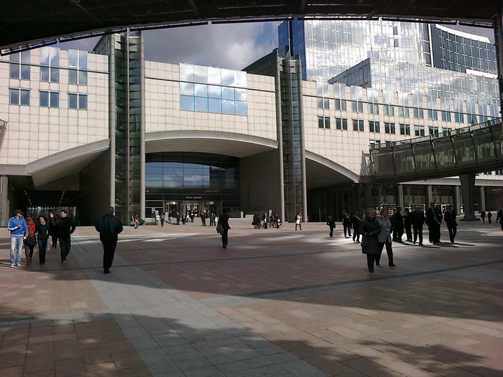 l'ingresso del Parlamento Europeo - foto: R. Leonetti